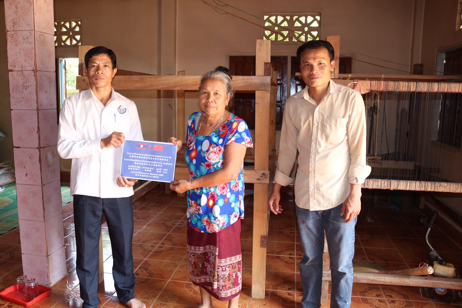 looms were distributed to weaving demonstration households in Ban Xor Village